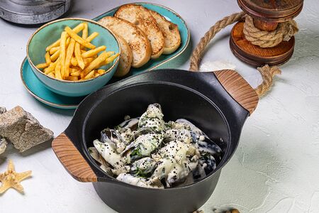 Мидии в сырном дорблю соусе