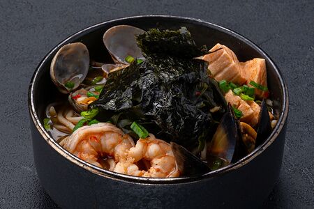 Сяке удон с морепродуктами и лососем