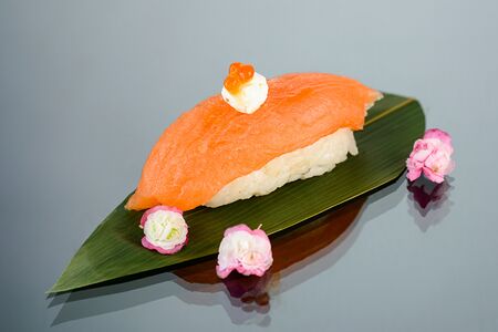 Суши с лососем и сыром