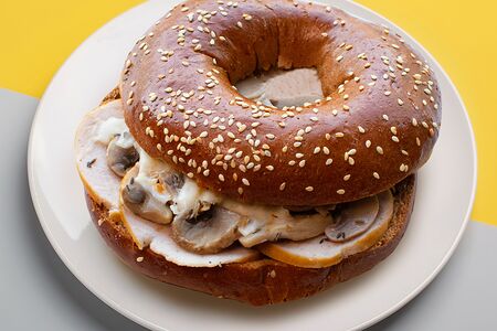 Бейгл с ветчиной и грибами