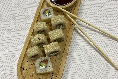 Ролл Филадельфия в кунжуте