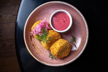 Картофельно-гороховые кейки со свекольным хумусом