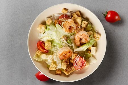 Салат Цезарь с креветками