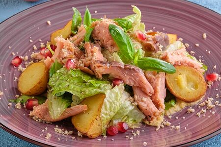 С копченой рыбой и хумусом