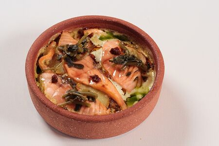 Лосось под гранатовым соусом с овощами