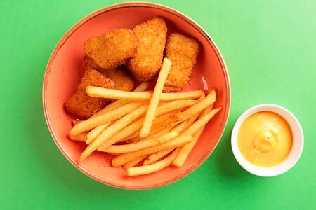 Наггетсы и картошка фри