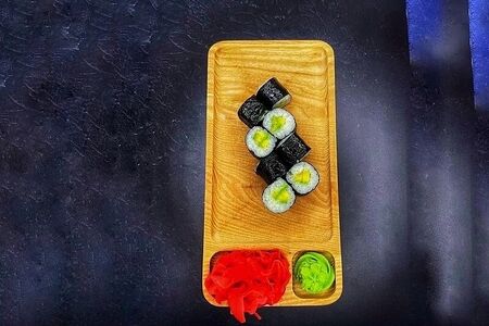 Ролл с авокадо