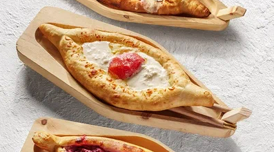 Лодочка с томатами и страчателлой