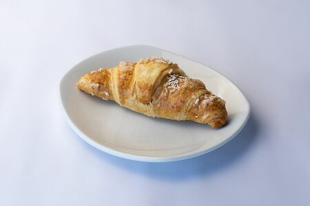 Круассан с малиной