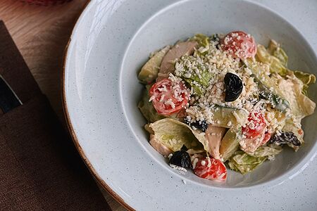 Салат с копченым цыпленком и черносливом