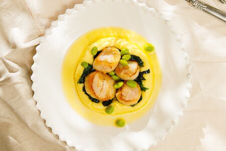 Приморский гребешок, картофельное пюре, лимонный соус и эдамаме