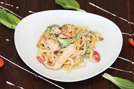 Удон с курицей в сливочно-сырном соусе