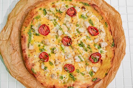 Пицца с индейкой песто и вялеными томатами