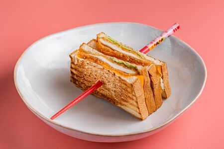 Сандо-сэндвич с курицей кацу и медовым соусом