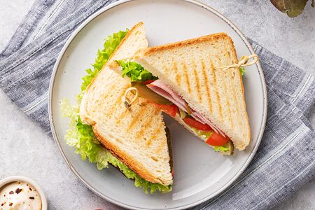 Сэндвич с ветчиной и сыром