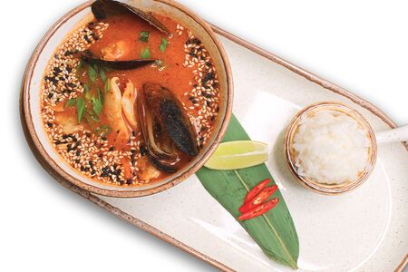 Том ям с морепродуктами