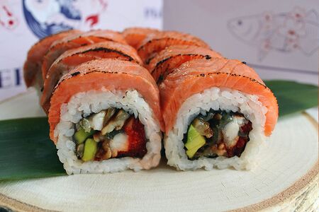 Филадельфия с опаленным лососем и угрем