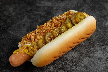 Датский хот-дог с жареным луком и перец халапеньо