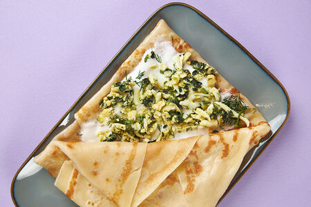 Блин со шпинатом и сырным соусом