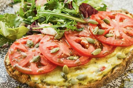 Брускетта с гуакамоле и томатами