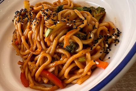 Лапша в кисло-сладком соусе с цыпленком