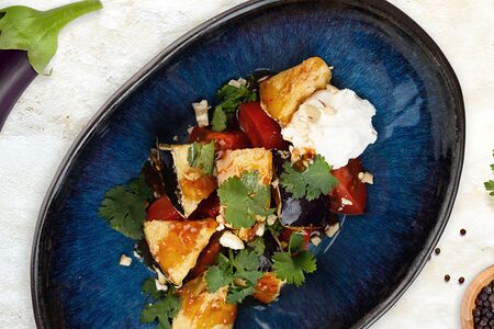 Хрустящие баклажаны с томатами и кинзой