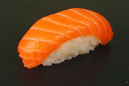 Суши лосось