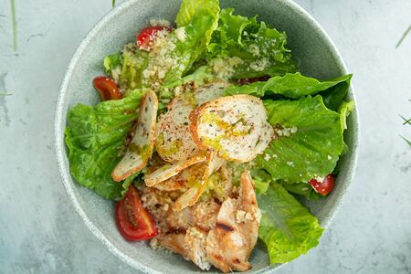 Цезарь с цыпленком гриль