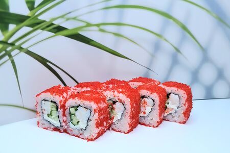 Калифорния с крабом в икре