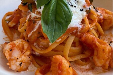 Лингвини с морепродуктами и цукини в томатном соусе