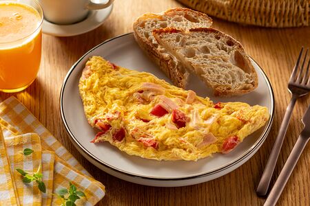 Омлет с беконом и сыром
