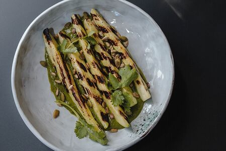 Цукини гриль с соусом из щавеля