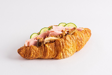 Круассан с окороком и грибами