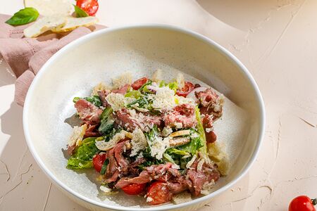 Салат с ростбифом