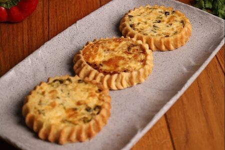 Перепечи с зеленым луком и яйцом