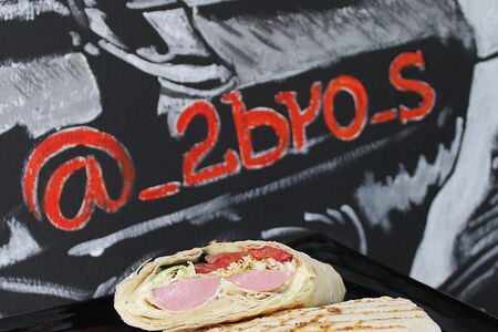 Хот-дог в сырном лаваше