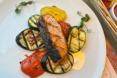 Стейк сёмги с овощами гриль