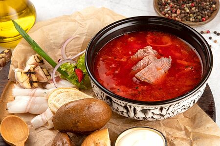 Борщ с кубанским салом и чесночным хлебом