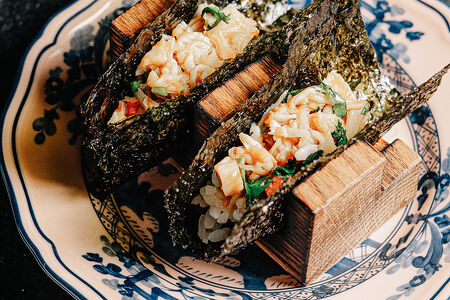 Хенд-ролл с крабом