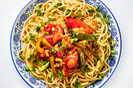 Лапша с томатом и яйцом