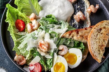 Салат Цезарь с креветками