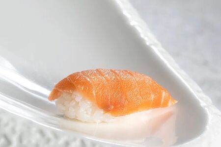 Суши лосось