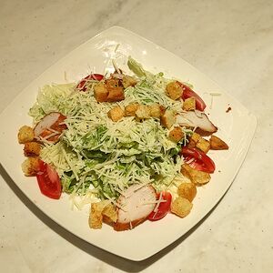Салат Цезарь с курицей