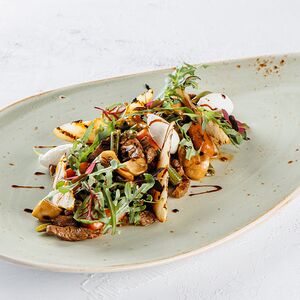 Салат с телятиной и грушей