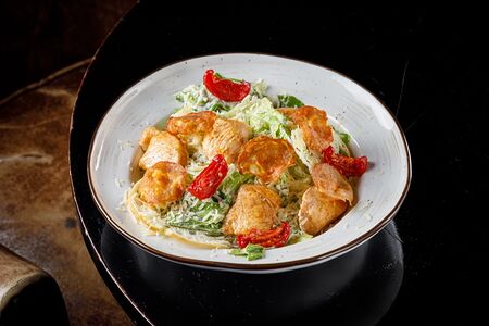 Салат Цезарь с курицей и чипсами чоризо