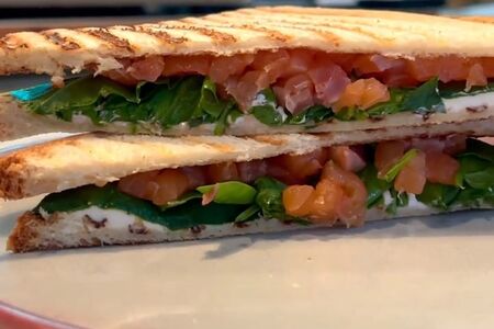 Сэндвич со слабосоленым лососем