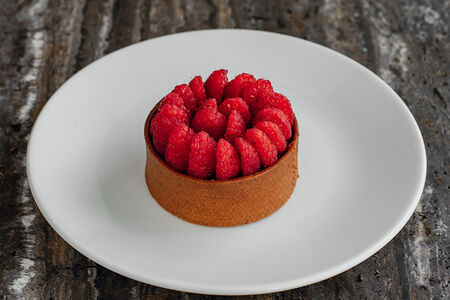 Тарталетка с малиной