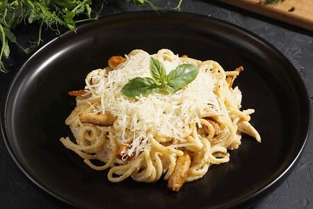 Спагетти с курицей в сливочном соусе