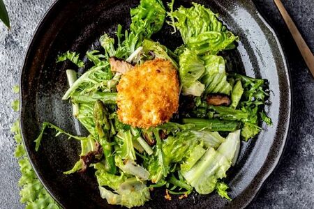 Салат с говядиной и яйцом пашот