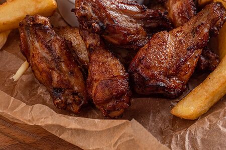 Куриные крылья с соусом